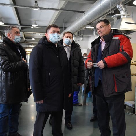 Генеральный директор ЗАО"Уралтехфильтр-инжиниринг" Иван Зайчиков провел для гостей экскурсию по производственным цехам